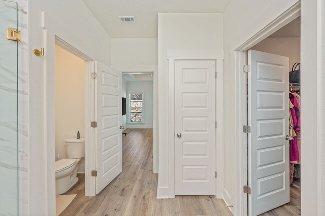 Building Photo - 807A Cedar Ave S