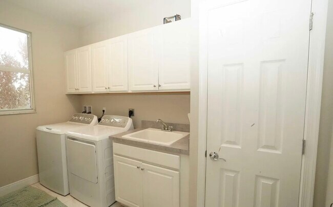 Building Photo - 1271 NW Leonardo Cir