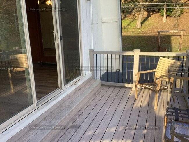 Building Photo - Upper Carriage house Flat with deck & expansive Vineyard and Sunset views