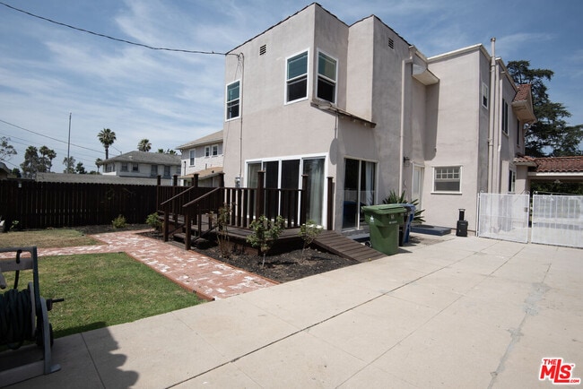 Building Photo - 2142 S Victoria Ave