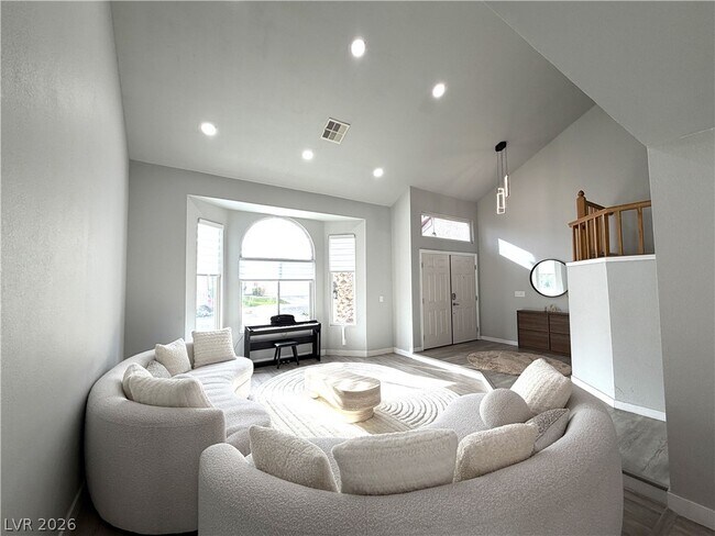 Building Photo - 2724 Monrovia Dr