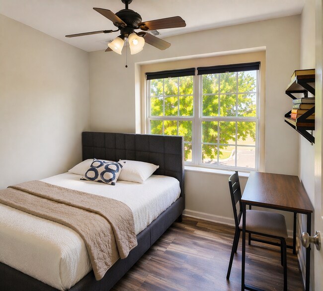 Building Photo - Three Bedroom Townhome Available!