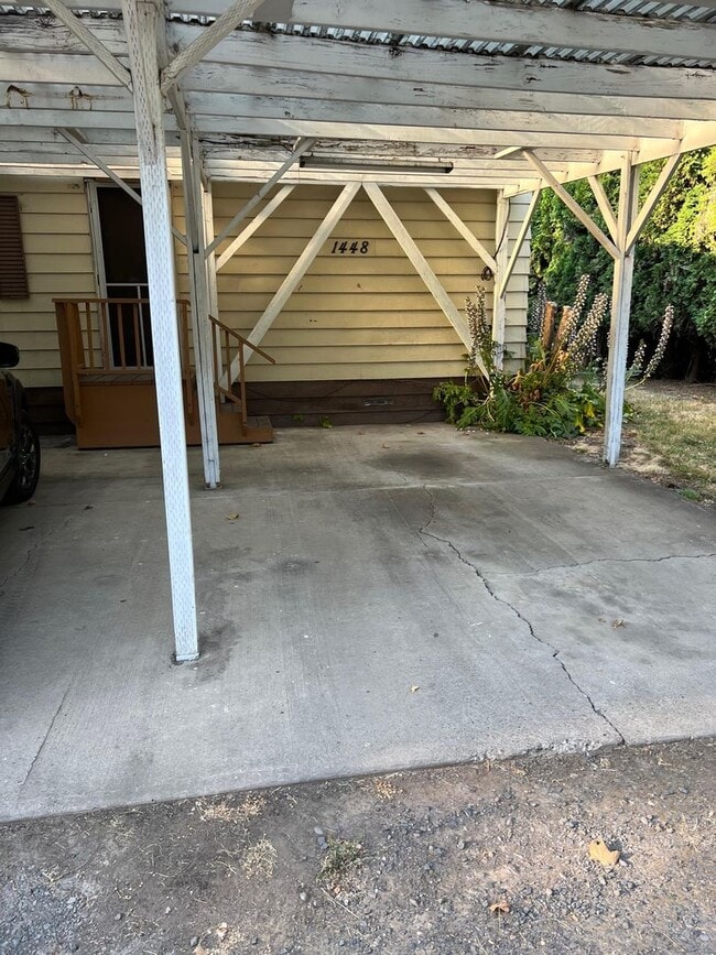 Building Photo - Springfield Riverfront Home