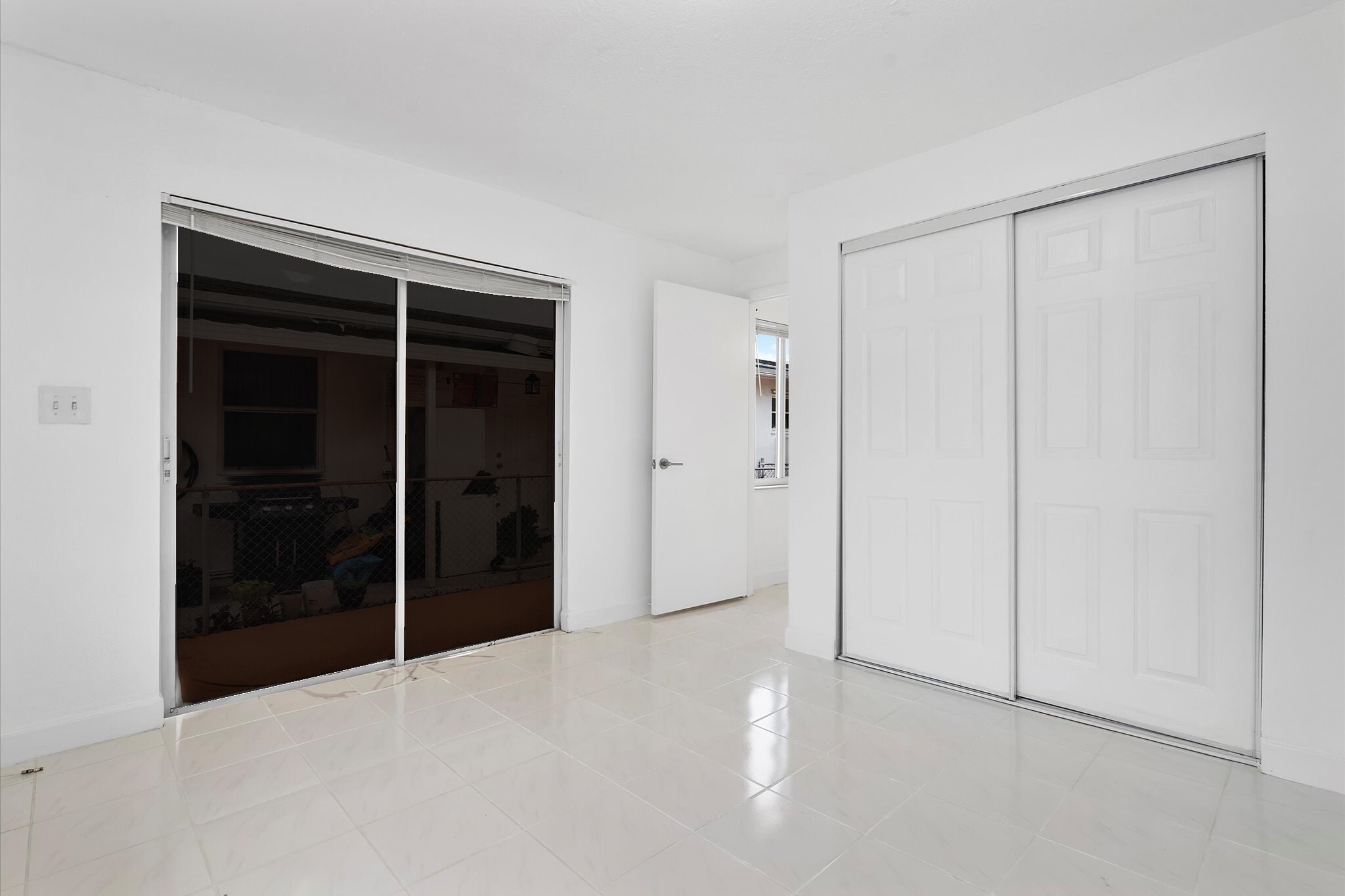 Building Photo - 934 E 22nd St