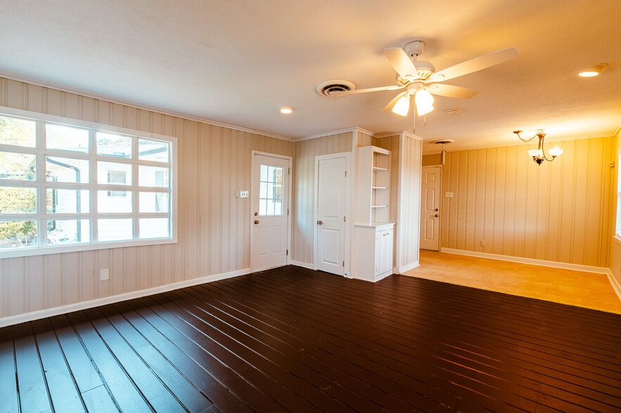 Building Photo - 3300 Medina Avenue