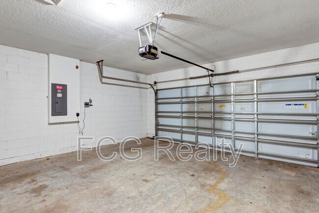 Building Photo - 72 Hickory Crse