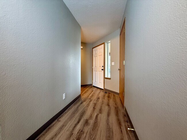 Building Photo - SPACIOUS NEWLY UPDATED TOWNHOME IN REDMOND!!