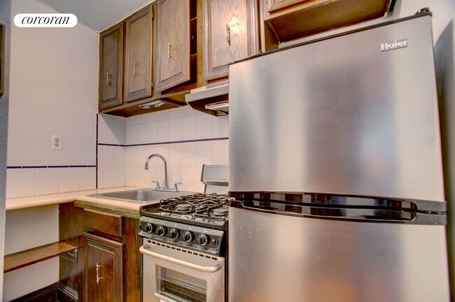 Building Photo - 148 W 70th St