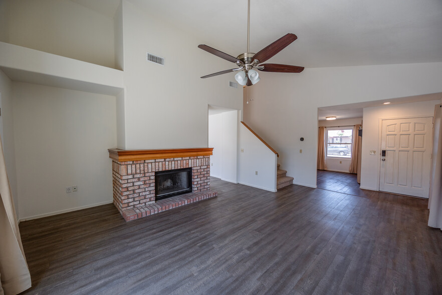 Building Photo - 1421 W Camino Ct