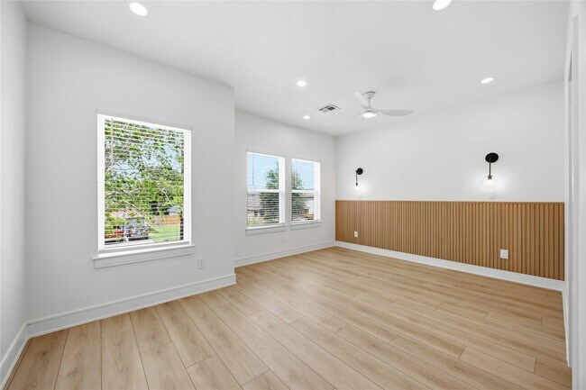 Building Photo - 8019 Grandview St