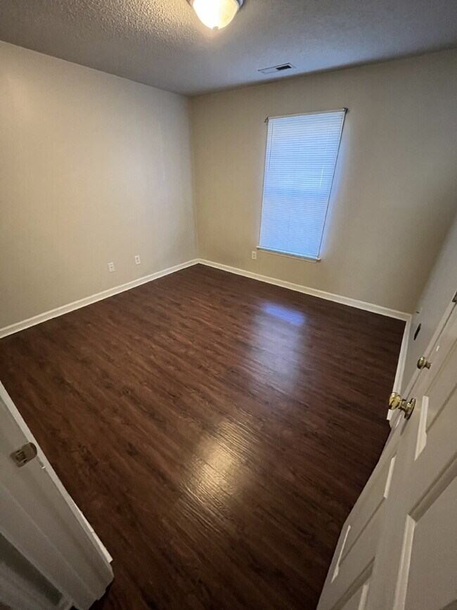 Building Photo - "Charming 2-Bed, 2-Bath Retreat in High Point's Peaceful Ambassador Court!"