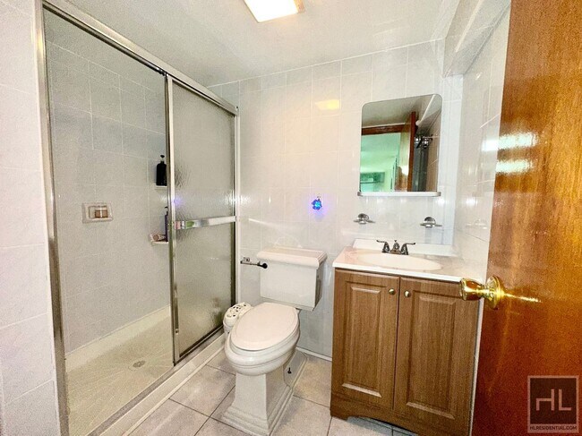 Building Photo - Renovated Walk in One bedroom 63 DRIVE