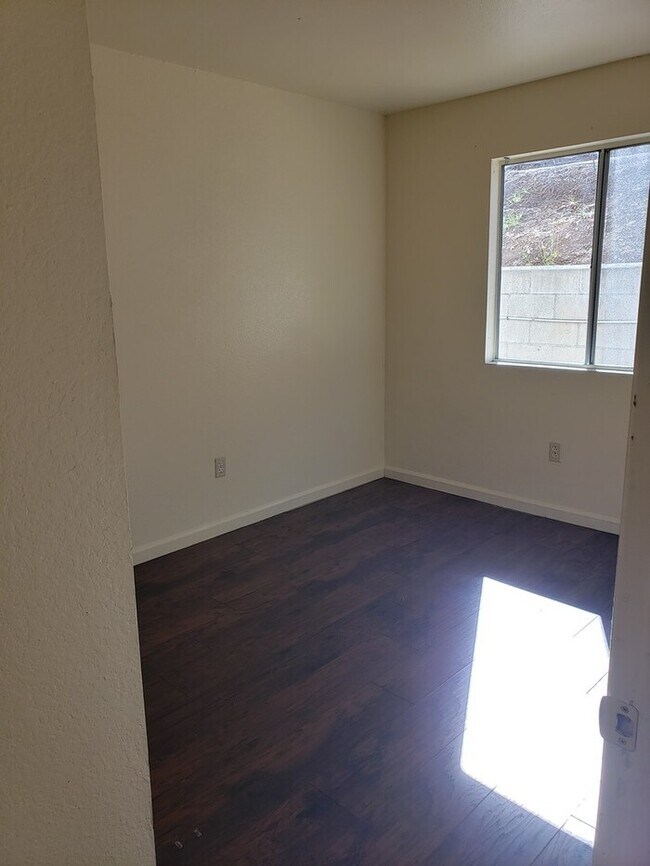 Building Photo - SPACIOUS/AFFORDABLE 3BR/2BA Apartment