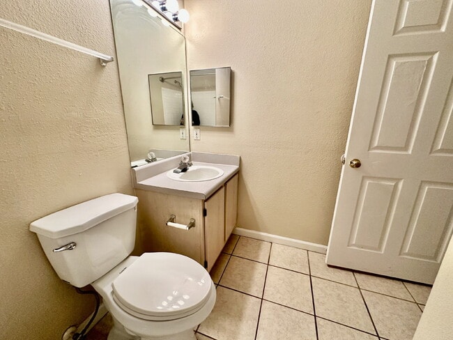 Building Photo - Spacious, One-Bedroom Condo In Plantation ...