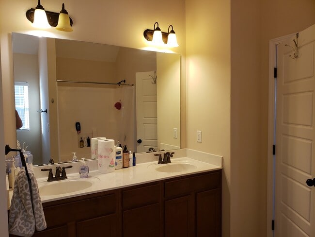 Building Photo - Unfurnished 3 Bedroom 2.5 bath home in The Landing at Mill Creek