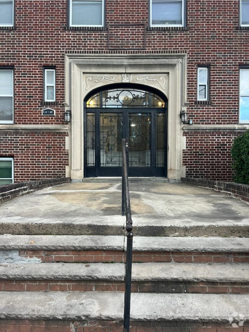 Building Photo - 689 Sanford Ave