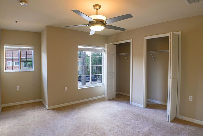 Building Photo - Spacious Townhouse in a Gated community in...