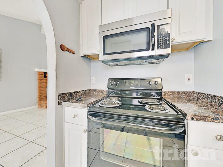 Building Photo - 8235 Donaldson Dr