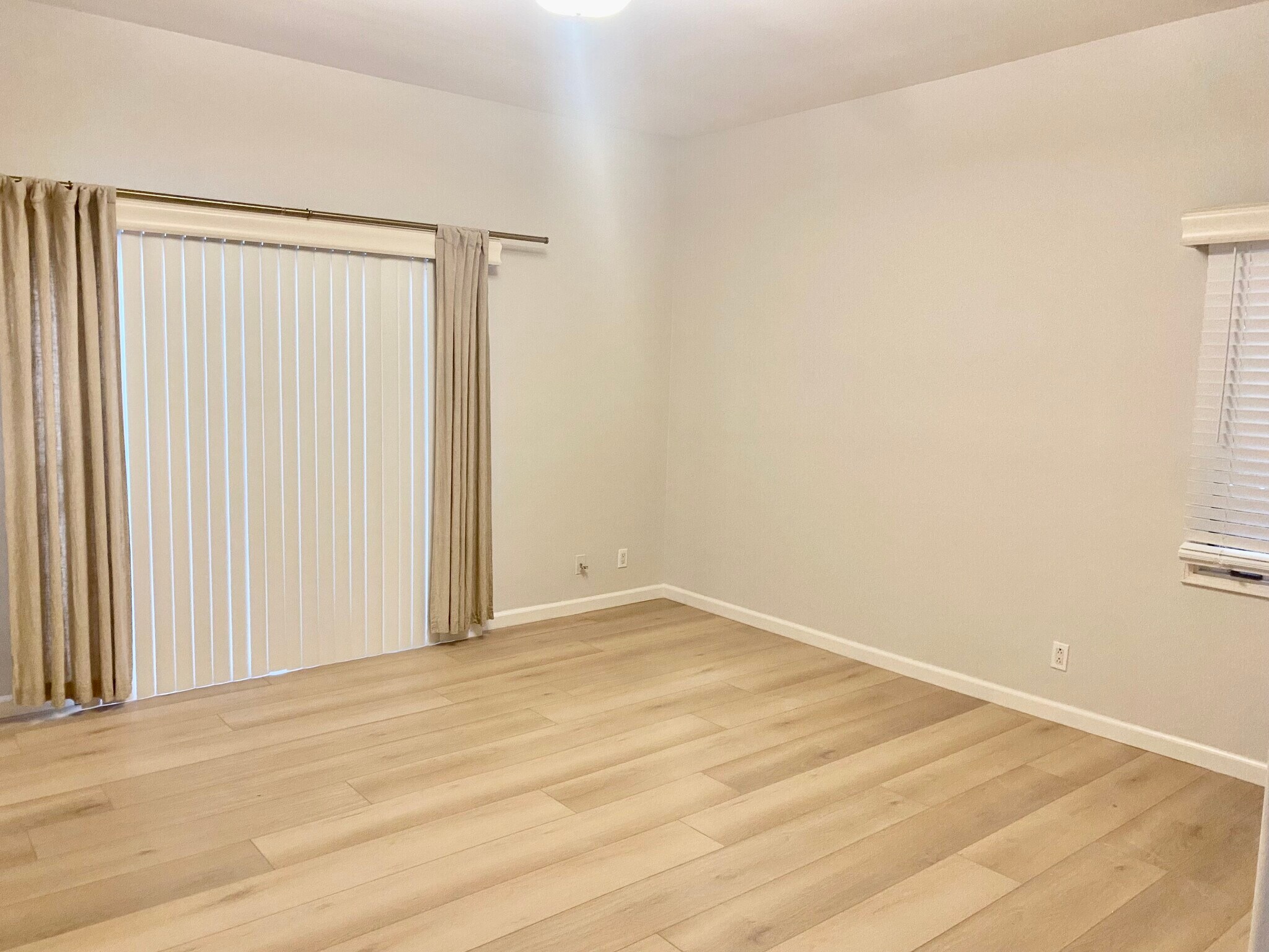 Building Photo - 7629 Draper Ave