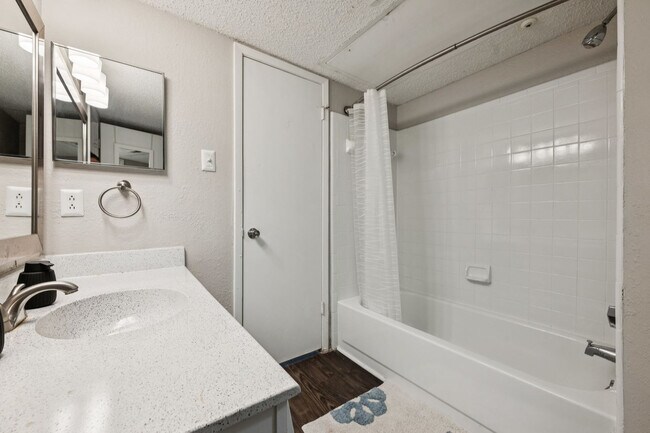 Building Photo - 3784 University Dr NW