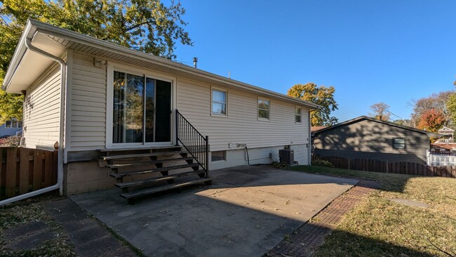 Building Photo - 3-bed home in Lewis Central school district