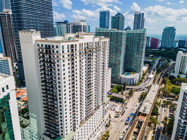 Building Photo - 999 SW 1st Ave