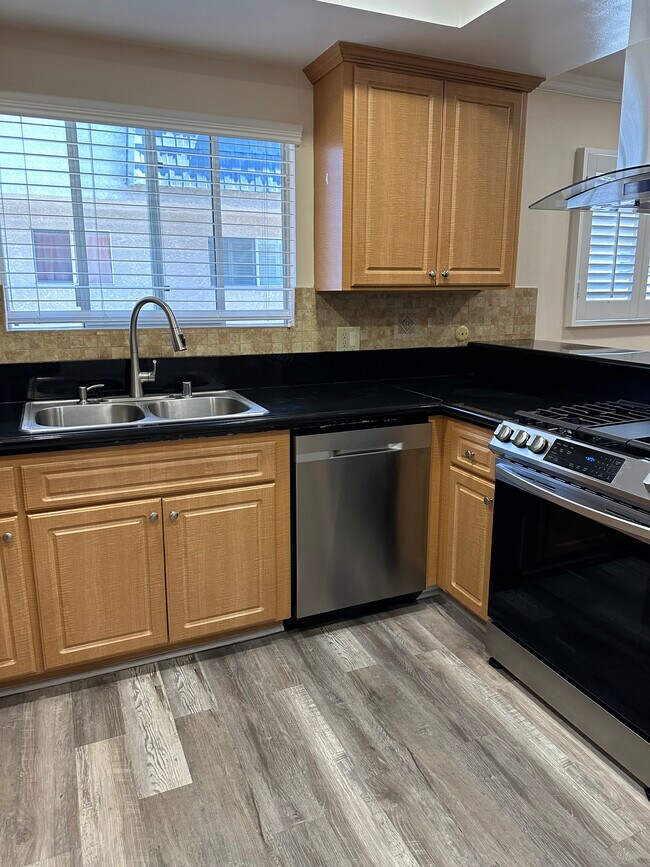 Building Photo - 18550 Hatteras St