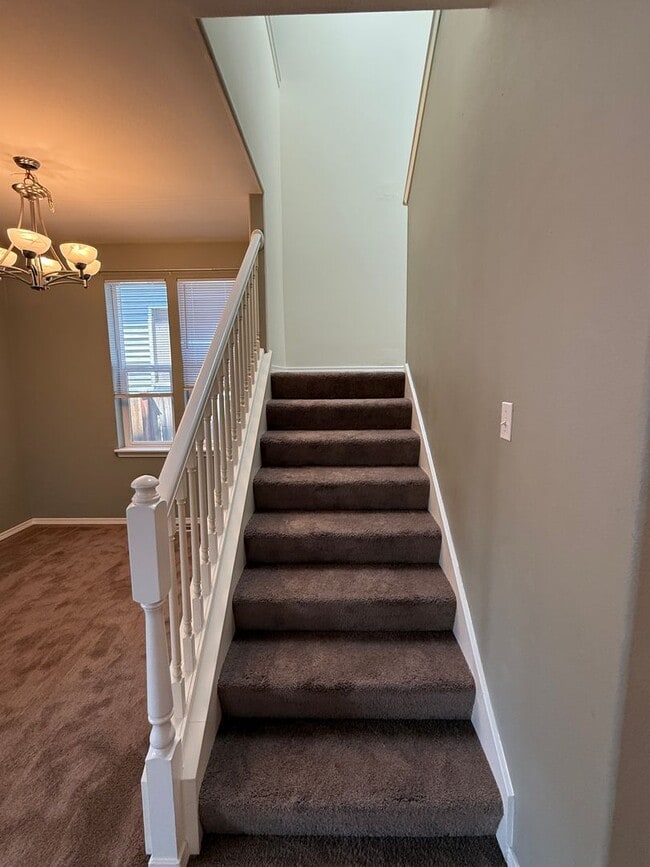 Building Photo - Spacious 4 Bed 3 Bath Home in a Prime Loca...