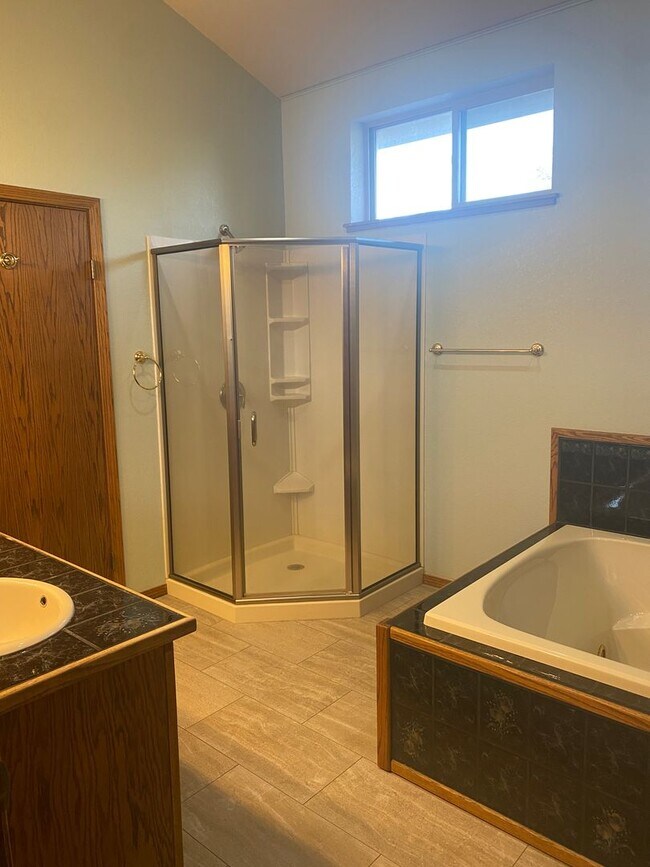 Building Photo - Large Home for Rent on Airway Dr, Beautiful Backyard Views!