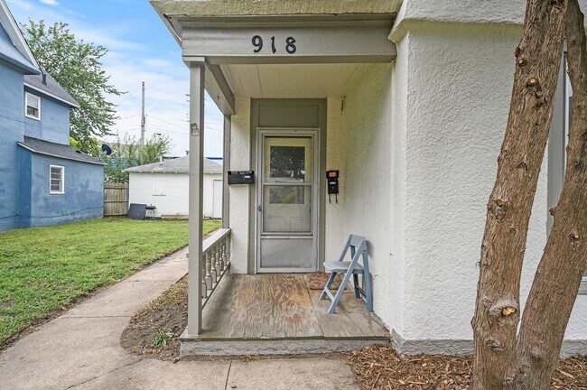 Building Photo - Cute 2BR 1 Bath Apartment Available 8/15