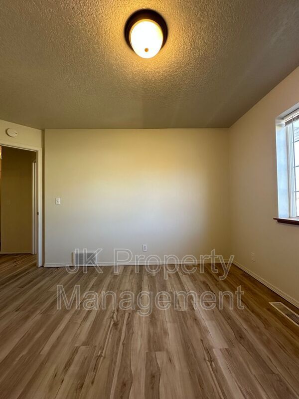 Building Photo - 608 Swan Ct