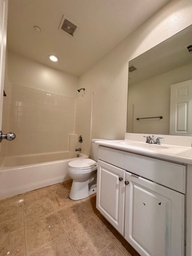 Building Photo - Spacious 3 Bedroom 2.5 Bathroom Condo in t...