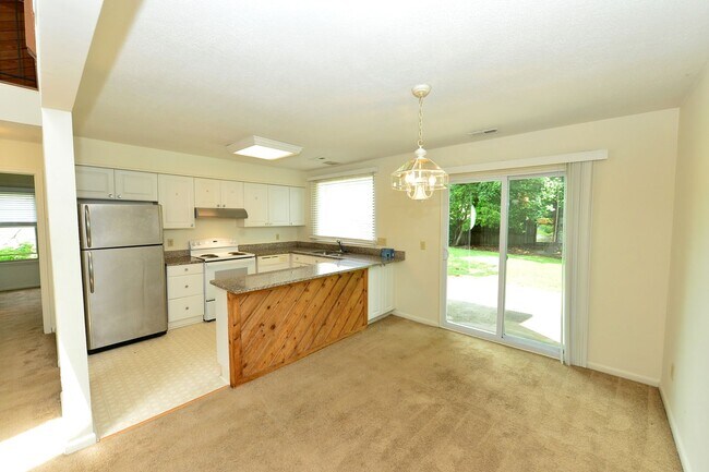 Building Photo - Community Lake-Dock and Private Beach