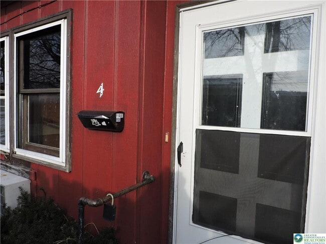 Building Photo - 866 N Van Buren St