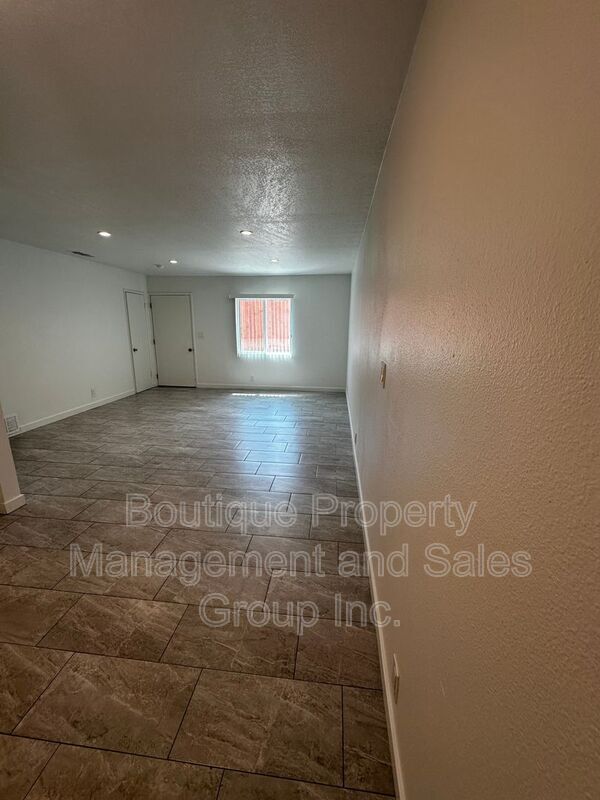 Building Photo - 301 N Tustin Ave