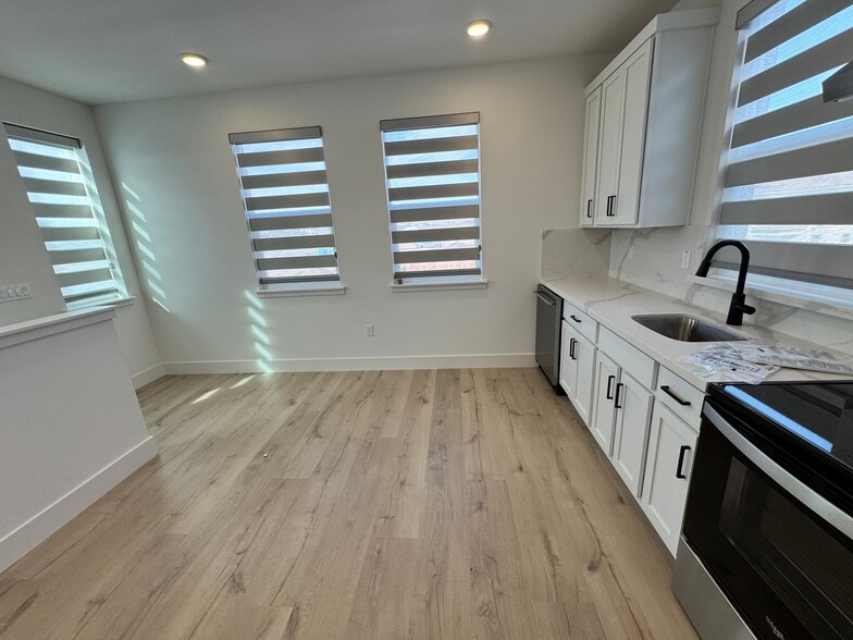 Building Photo - 201 W Rustica Dr