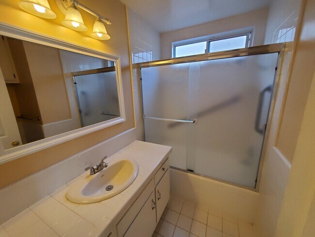 Building Photo - Wonderful Mid Century Home available for lease