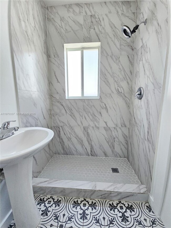 Building Photo - 2669 SW 9th St