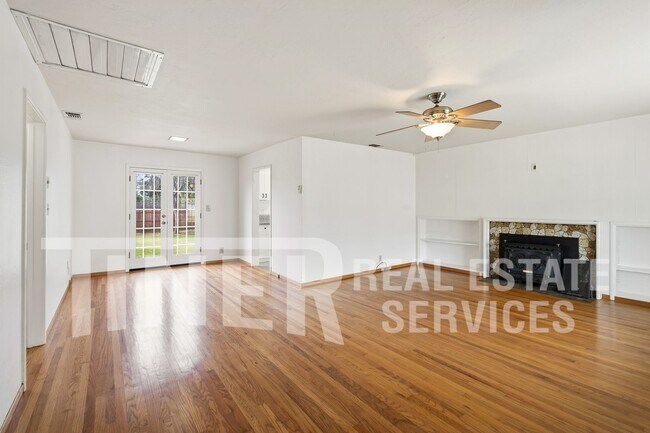 Building Photo - 2407 Sandringham Rd