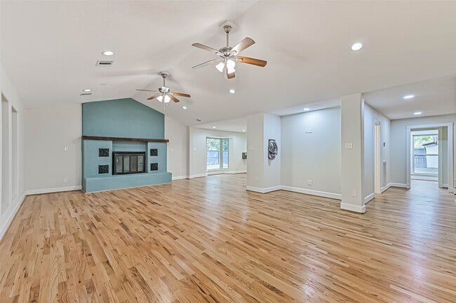 Building Photo - 1207 Thomas Dr