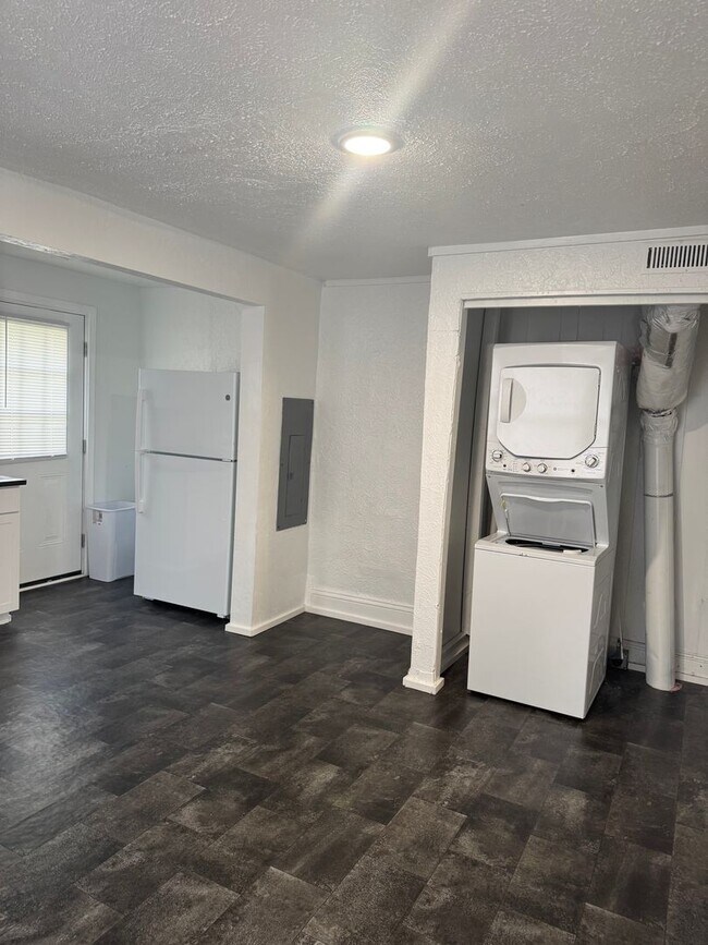 Building Photo - 2 Bedroom Duplex off of Rivermont Ave.