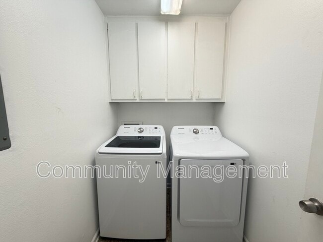 Building Photo - 533 Hadley Dr