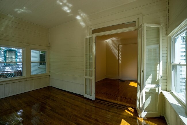 Building Photo - AVAIL 6/1/26 - Charming 5 bedroom Home wit...