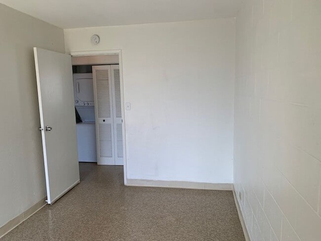 Building Photo - Hokuahi Apts - 2 Bedroom 1 Bath Unit w/ 1 ...