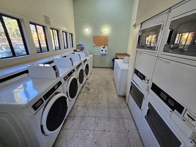 Building Photo - Freshly Painted 1-Bedroom Condo with Covered Parking