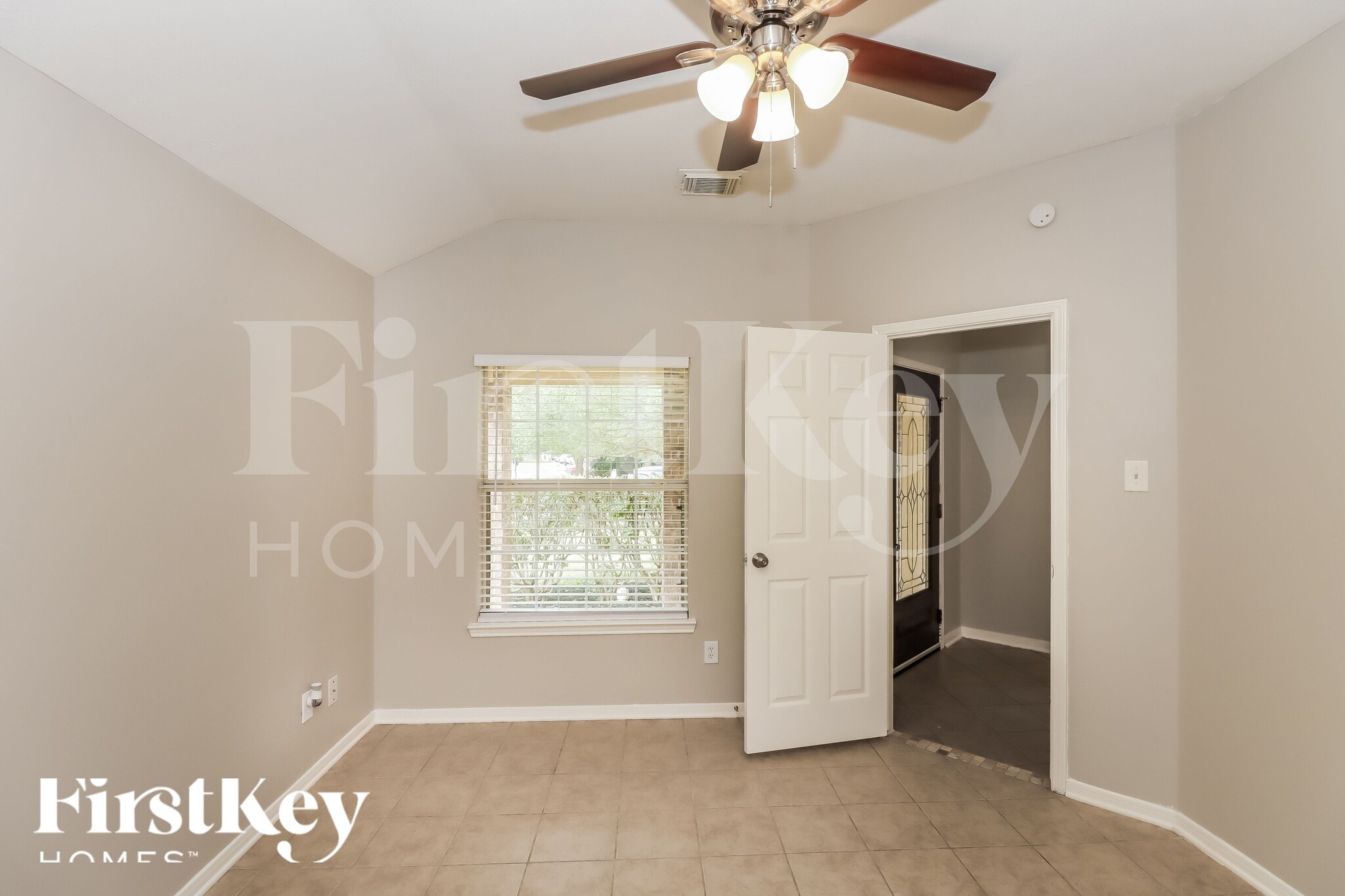 Building Photo - 2726 Lakecrest Way Dr