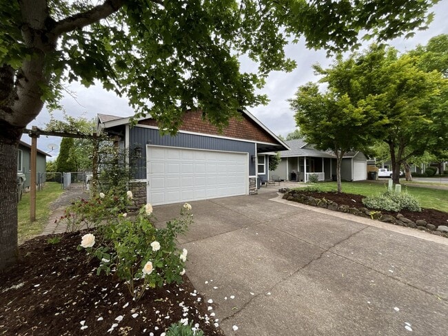 Building Photo - Charming Home Near Nike Campus with Vaulted Ceilings & Updated Kitchen