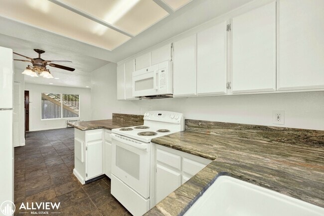 Building Photo - Golden Hill Gem: 2BR/1BA with Fireplace & ...