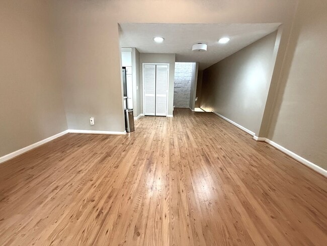 Building Photo - 3 Bedroom Townhome located walking distanc...