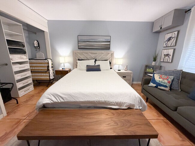 Building Photo - 14898 Granada Dr